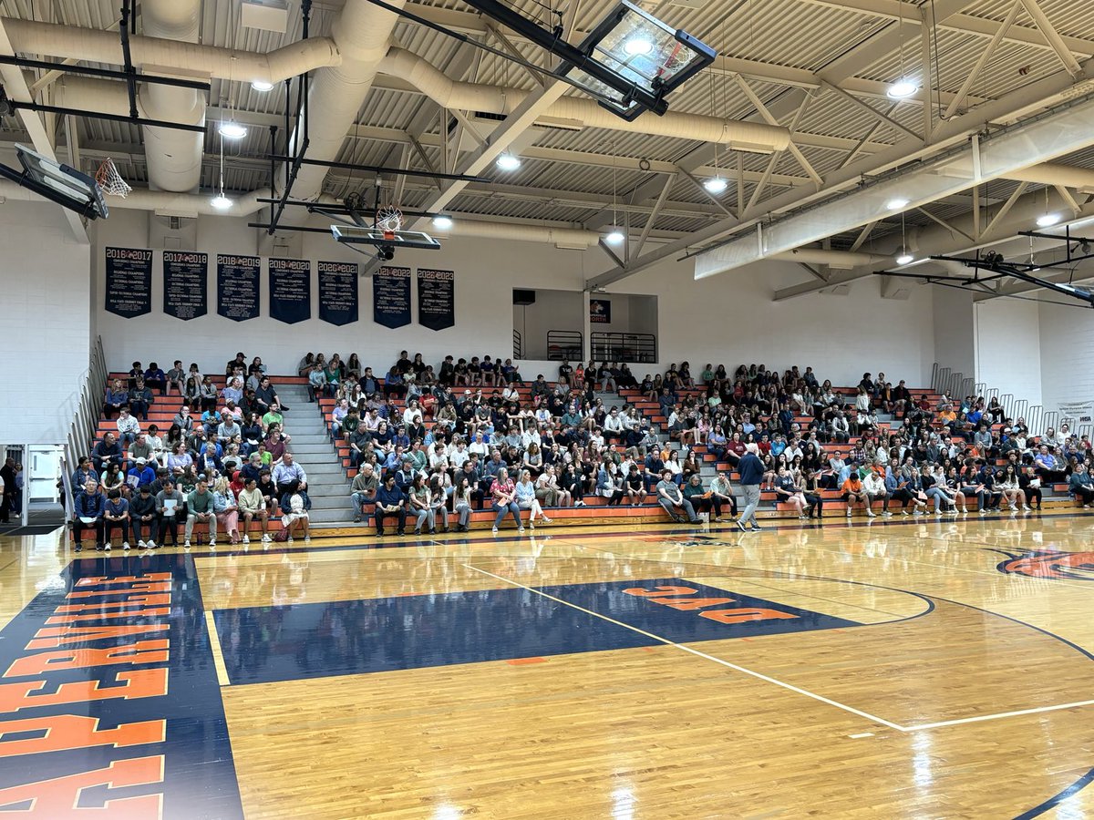 Full house of Huskies from the Class of 2028 visiting NNHS tonight to see what North has to offer! Student experiences are second to none at Naperville North!!