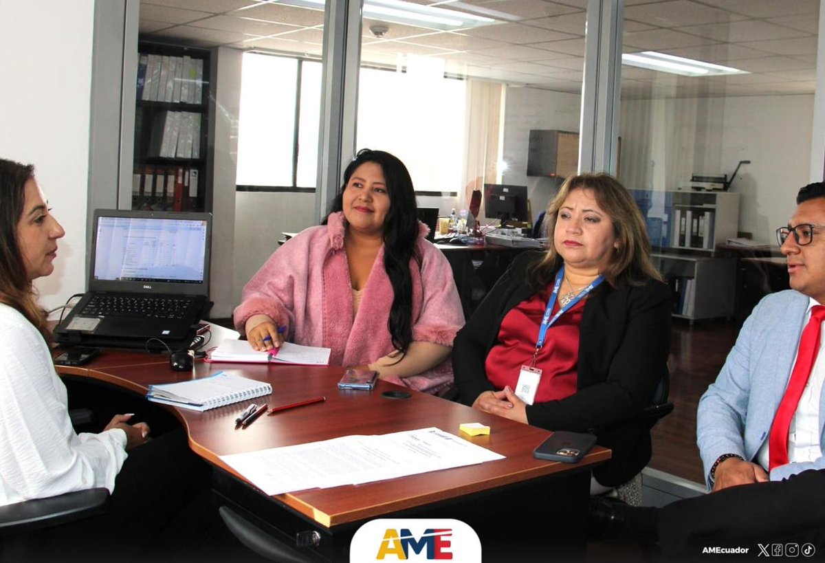 Marcela Almeida, coordinadora de la #UTR1 y Miguel Yaguana, asesor de #AME, se reunieron con @RegistroSocialE, para implementar las ventanillas físicas en los #GADM permitiendo el registro y calificación de beneficiarios para ayuda social por parte del Gobierno Nacional.