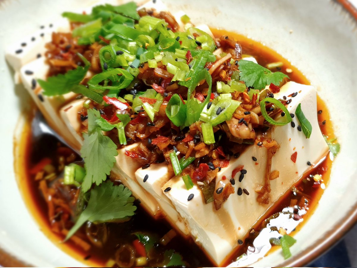 Another of my favourite lazy dishes. Silken tofu with a sauce of miso, garlic, ginger, rice vinegar, soy sauce, & toasted sesame oil. Serve scattered with chopped spring onion & coriander, toasted sesame seeds and chilli flakes. Eaten with rice, of course. 1/2 #NateeCooks