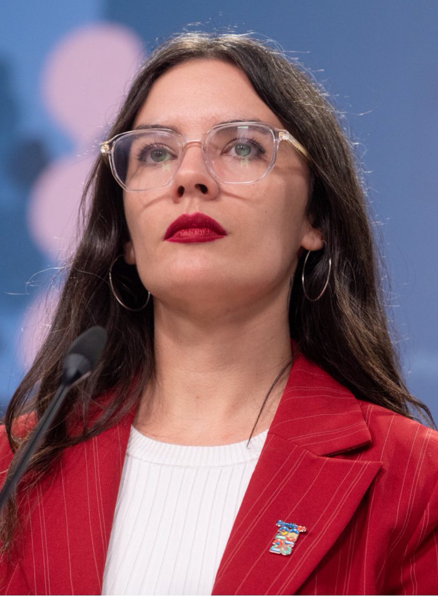 MaggInvernista's tweet photo. Camila Vallejo y Carolina Toha se ríen de este país, Vallejo no respeta los días de duelo nacional por el ataque terrorista a Carabineros y Toha no llega a sesión de las RUF. Este gobierno es una total vergüenza #ChileEstaDeLuto https://t.co/2qjKp1z0Mr