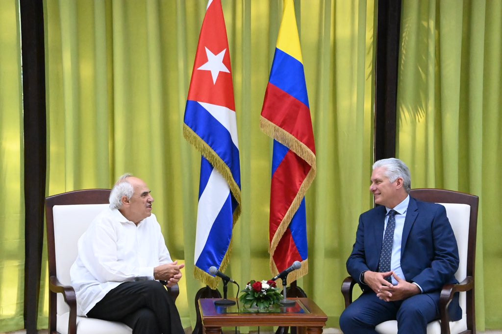 Fue un placer encontrarme nuevamente con @ernestosamperp, a quien reiteré el apoyo irrestricto de #Cuba a la paz en #Colombia. Reconocí sus esfuerzos en la promoción de la integración regional.