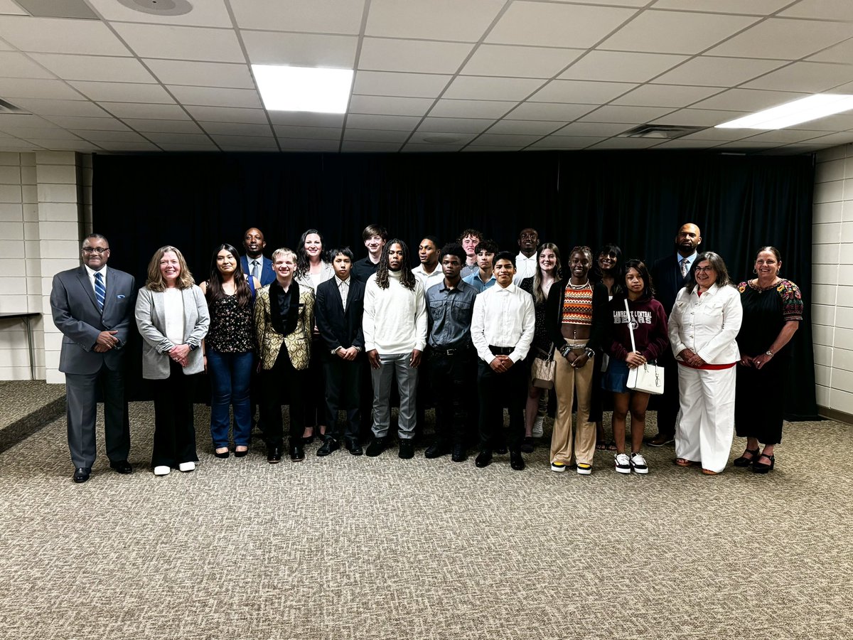 Congratulations to @LCHSBears winter sports, recognized this evening by Dr. Smith & the Board of Education! 🏆 #LTpride #GoBears 🐻