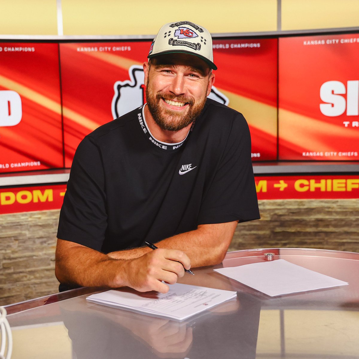 𝐎𝐅𝐈𝐂𝐈𝐀𝐋: Travis Kelce firmó un contrato de dos años y $34.25 millones que incluye $17 millones totalmente garantizados este año. Kelce se convierte en el jugador mejor pagado de toda la NFL en su posición. Merecido.