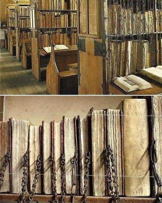 A Biblioteca da Catedral de Hereford é famosa por seus livros acorrentados, pois é a única biblioteca desse tipo que sobreviveu com todas as correntes, hastes e fechaduras ainda intactas.