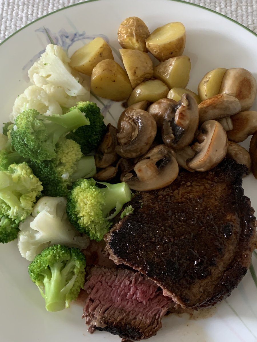 Cauliflower, broccoli, little taters with butter, 🫢 mushrooms & Costco sirloin (med). 👌😃
It filled the hole. ☺️
#BonAppetit 😋