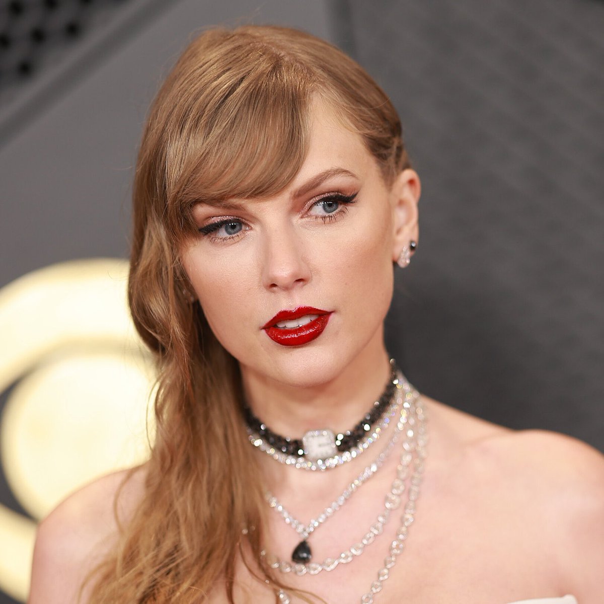 QUE SIEMPRE SI… Page Six informa que Taylor Swift asistirá a la Met Gala.