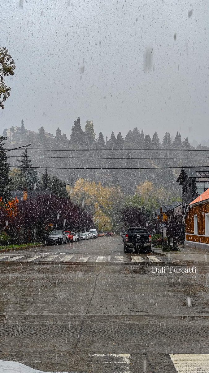 Y llegó la nieve al centro de San Martin de los Andes. Lunes 29 de abril de 2024. Foto: David Turcatti