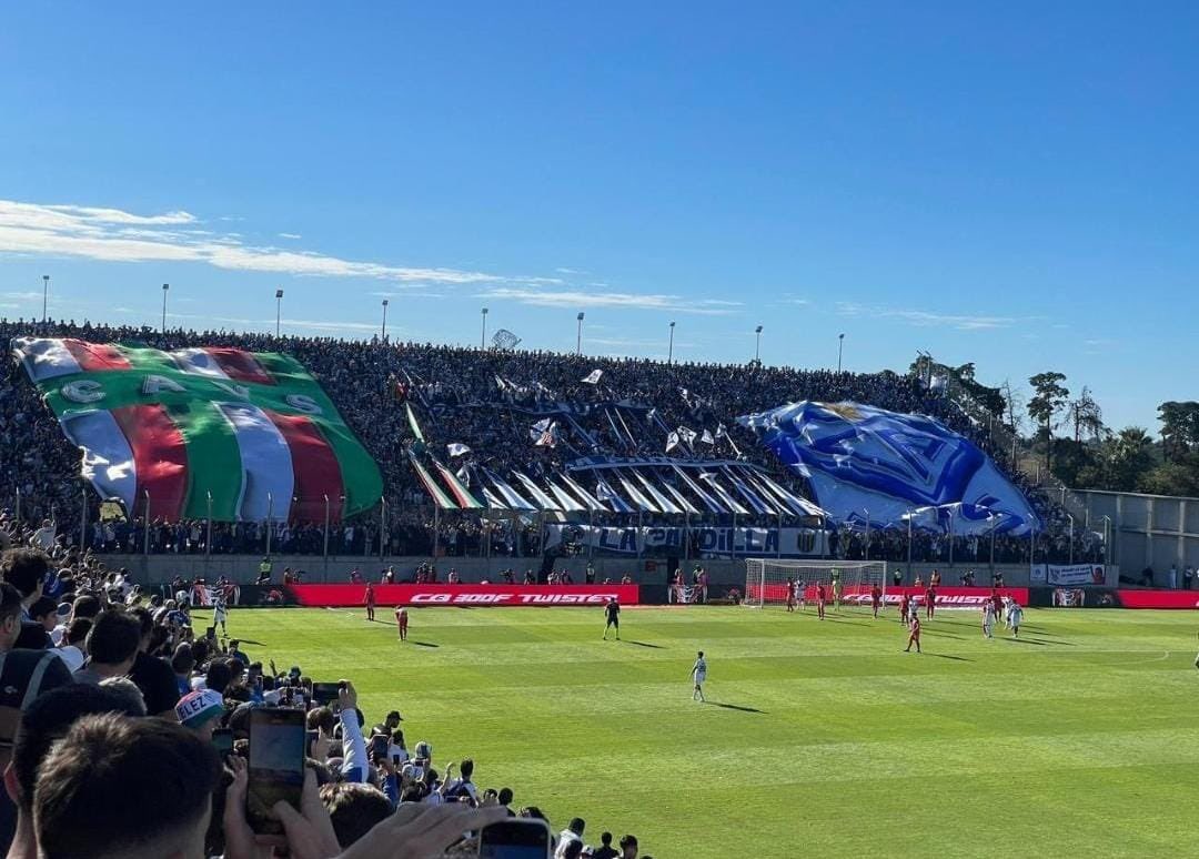 Quiero pedirles algo,
Estamos llevando los telones a canchas ínfimas, es mucho laburo para q sea una fiesta como todos queremos, pero al momento de sacarlos parece q cuesta mucho ayudar a subirlos y dejarlos abiertos aunque sea 2 o 3 minutos 
No se pierden nada eh
Abrazo a todos!