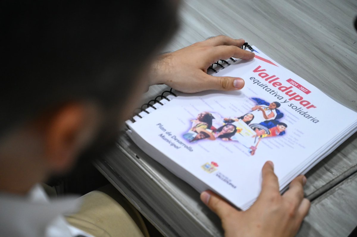 AlcaldiaVpar's tweet photo. Hoy se radicó ante el @ConcejoVpar el Plan de Desarrollo Municipal llamado Valledupar Equitativa y Solidaria, que se convierte en nuestra hoja ruta para 2024 - 2027. https://t.co/5xCeZ8f9PF