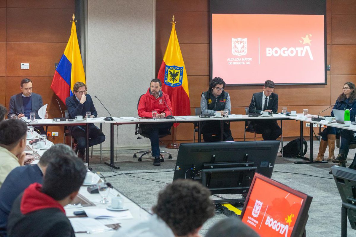 Hoy, el alcalde @CarlosFGalan acompañó la sesión del Consejo Distrital de Juventud, donde se presentaron propuestas para ser incluidas en el Plan Distrital de Desarrollo, #BogotáCaminaSegura, que buscan fortalecer la participación y visibilizar las ideas de los jóvenes de nuestra…