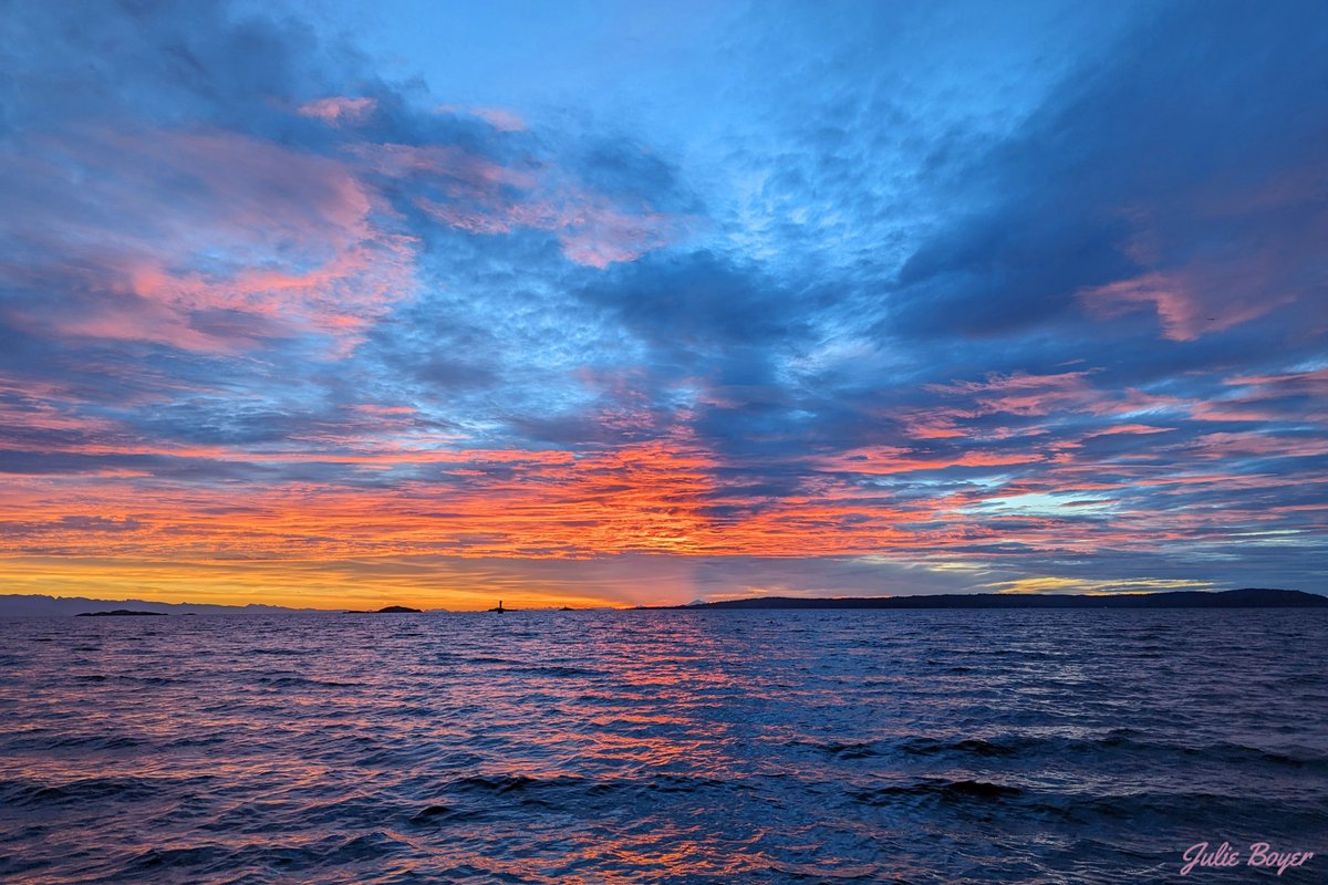 🌅Today's weather photo is this beautiful shot of Piper's Lagoon in Nanaimo #YCD lit up with a kaleidoscope of colours. I'll have your end of April forecast on @CHEK_News at 5 & 6 p.m. 📷Julie Boyer @CHEK_media #ShareYourWeather #welovethisplace