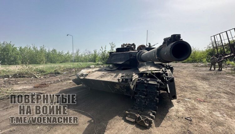 • الجيش الروسي 🇷🇺 يسحب دبابة أبرامز مدمرة من طراز M1A1 تبلغ قيمتها 7 مليون $ والتي تعرضت لأضرار بالغة بسبب الاستهداف الروسي في ساحة المعركة في أوكرانيا 🇺🇦 • من المرجح أن يأخذ الجيش الروسي دبابة M1A1 Abrams 🇺🇸 المدمرة إلى موسكو بغرض الدراسة من قبل خبراء الأسلحة في البلاد