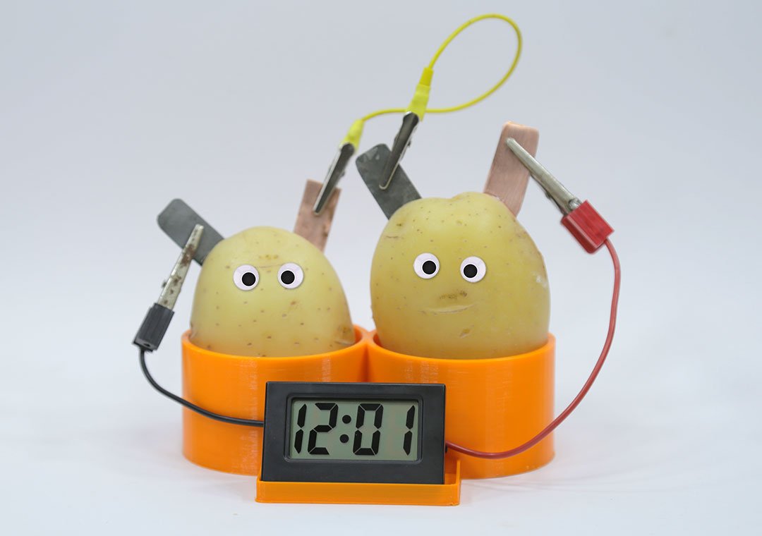 This is my potato cell clock. The googly eyes were done in Photoshop (but I want to get some real ones for when I use this on class). Designed with @tinkercad and 3d printed in PLA.