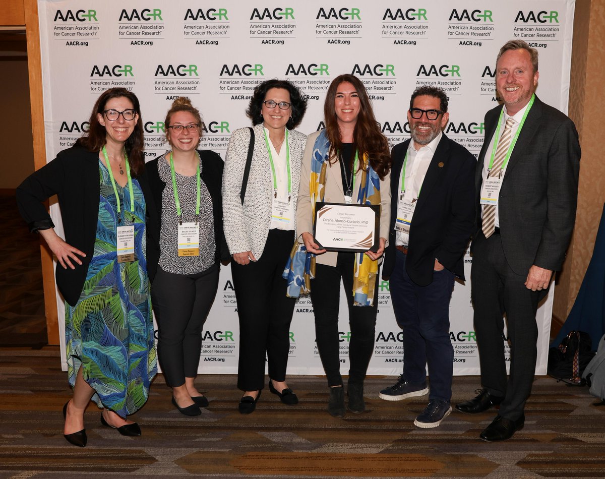 Congratulations, @DirenaAC, on the inaugural Cancer Discovery Early Career Award! Dr. Alonso-Curbelo is pictured with in-house editors @ElizSMcKenna, @DrBaileeSliker, @TaliLev123, & Robert Kruger & Editor-in-Chief @ldiaz1971. Learn more: bit.ly/3Ud9wkk @IRBBarcelona