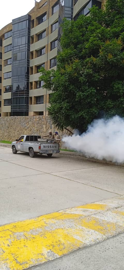 🌱🏘️ Nuestro equipo realizó una exhaustiva fumigación en el sector #LaLagunita para proteger la salud de nuestros hatillanos. #SeguimosTrabajando en pro de un entorno más seguro y saludable para todos #ElHatilloPosible