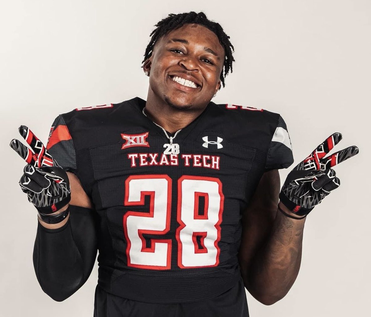 Thank you @CoachZFitch from @TexasTechFB for taking the time to stop by @ManorSeniorHS this morning to check out the @ManorHSFootball program 🔴⚫️🏈 #RecruitManor