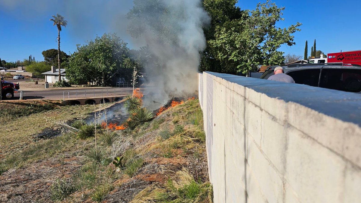 Crews are on scene of a brush fire on 7th St near Busby Dr. The flames are knocked down with smoke still visible in the area.

#sierravista #arizona #news