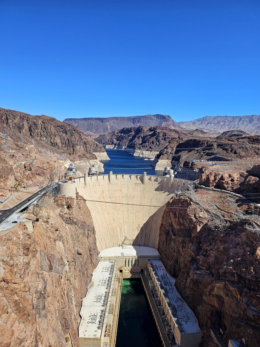 Just an amazing view of the famous 'Hoover Dam' on the Nevada & Arizona state borders... 📸🌊🌴😎🌵🌎🇺🇲 #HooverDam #Arizona #Nevada #America #Architecture #Photography #Travel #Sightseeing #Landscape #Tourism #UnitedStates #Photoshoot #Bridge