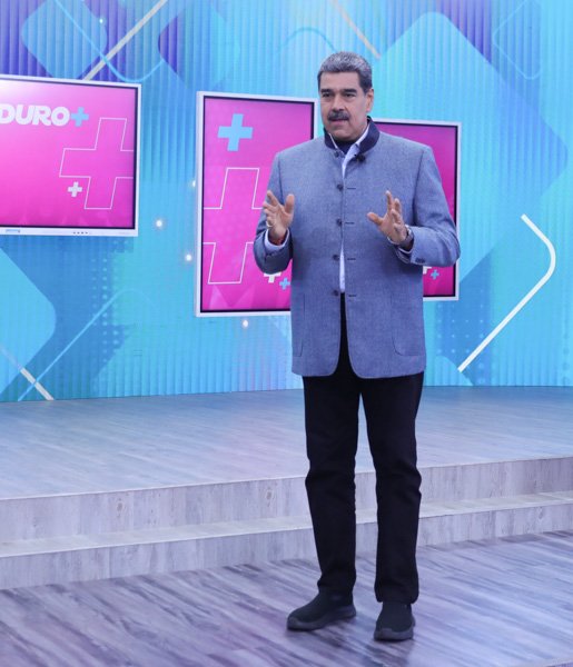 #AHORA || El Pdte. de la República, @NicolasMaduro, transmite la Edición N° 43 de su programa 'Con Maduro +'.

#29Abril 
#VenezuelaPaísDeEsfuerzoPropio 
@NicolasMaduro