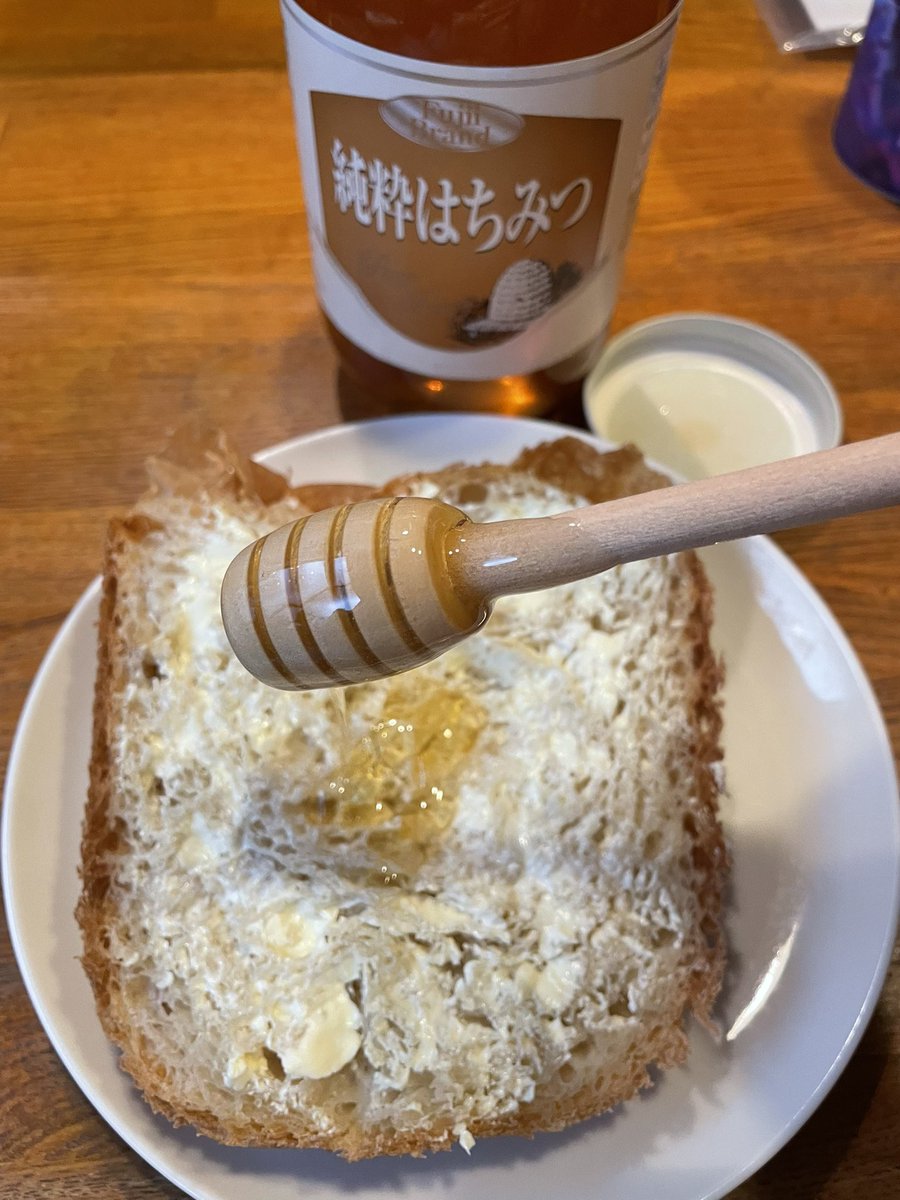 ハチミツを食パンにオン