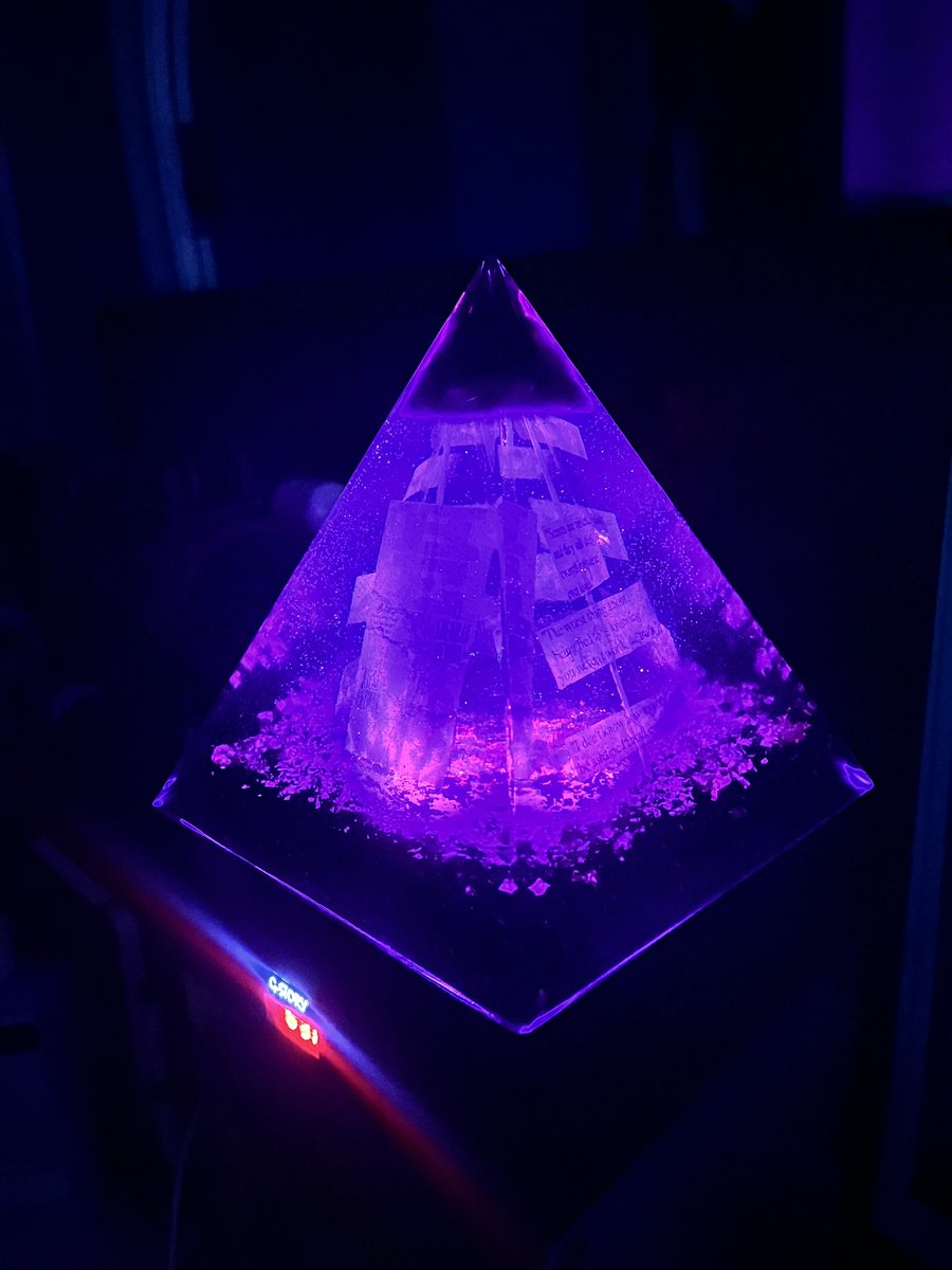 At the end of the class, my students respond to works we've read any way they choose. Look at this amazing resin sculpture one student made in response to Heavy by Kiese Laymon #Heavy #KieseLaymon #ItLightsUp
