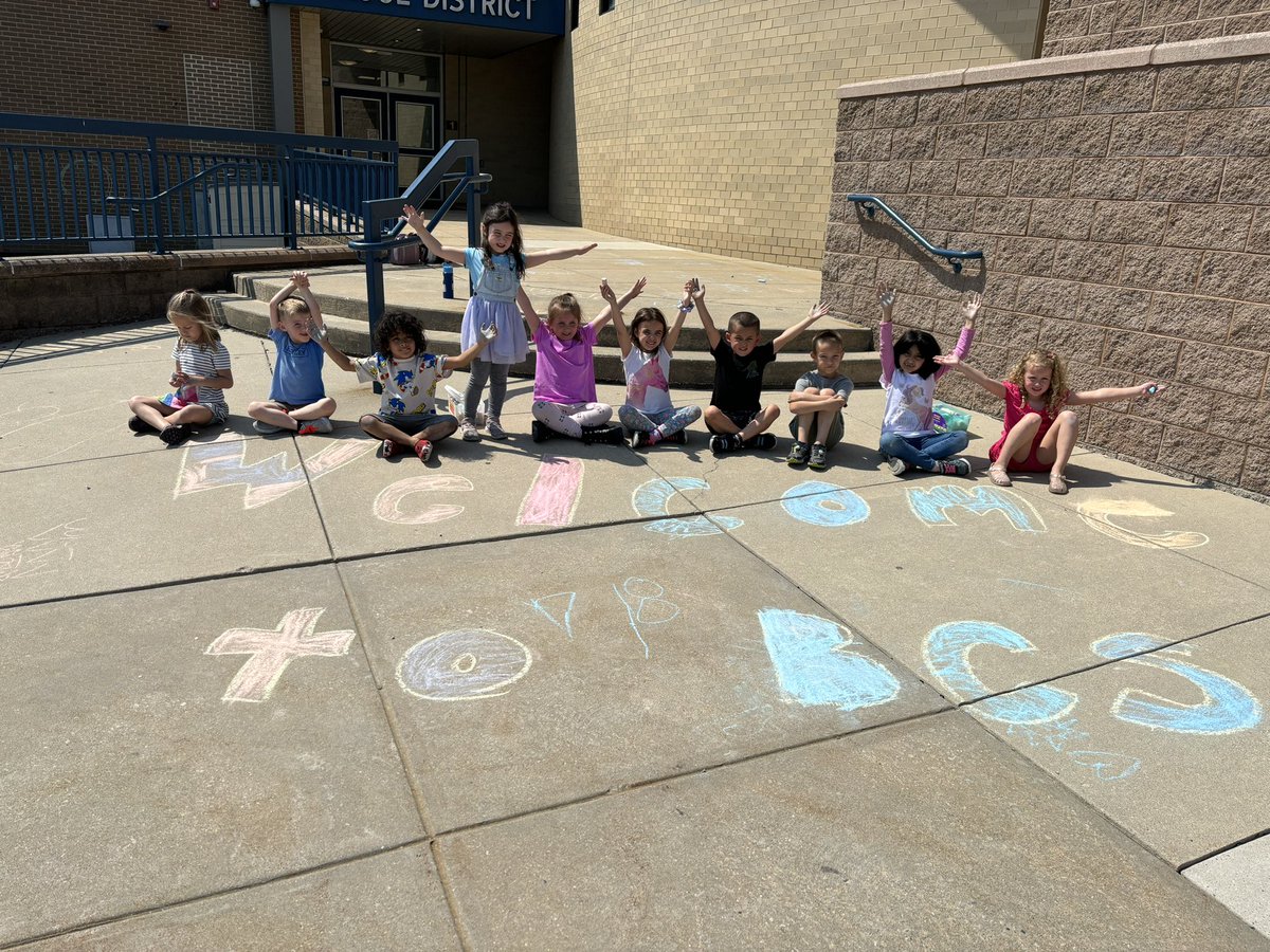 ☀️ Mrs. Doran’s scholars soaking up the sunshine while honing their math skills today! ✏️ Plus, they’re spreading some welcome vibes with a handmade sign for tomorrow's visitors. 🌟@brigschools @mrslaurendoran