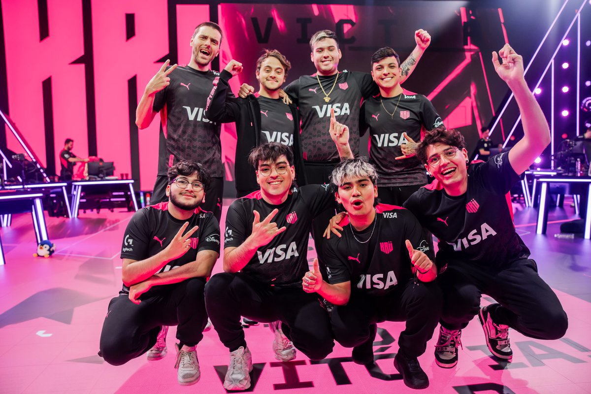 VAMOOOS, @KRUesports se impone 2-1 a 100T en #VCTAmericas 

Con esta victoria son oficialmente PRIMEROS de grupo, es decir ganando un BO3 en playoffs estarían en la Masters de Shangái. Muchaaaaachoooooos 🔥🙌