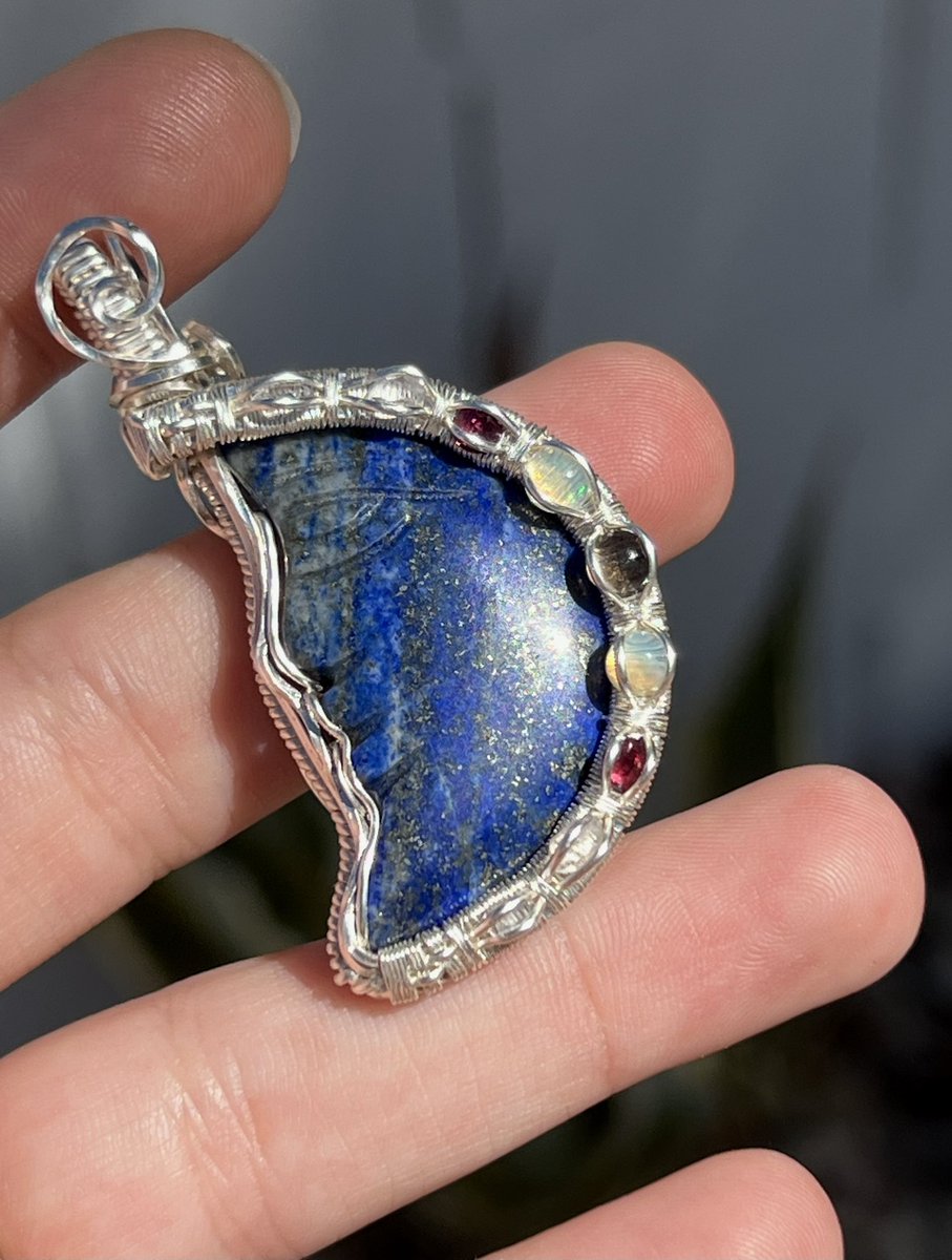 I grow more confused with each passing day & this Lapis Lazuli Moon Pendant doesn’t find its home 🦋🌙