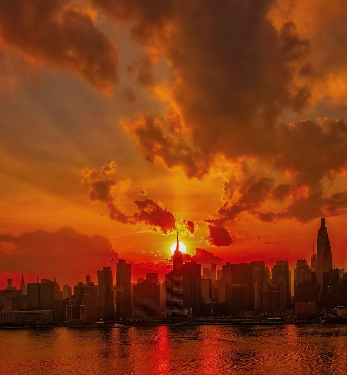 Splash of fiery gold in the #sunset skies above #NYC tonight. #NewYork #NewYorkCity