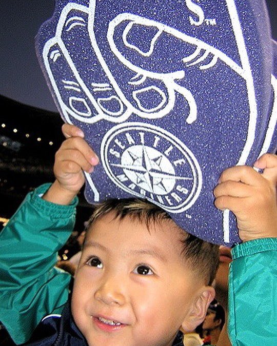 EN7ernally's tweet photo. jay recreating his baby jjong seattle mariners photo 😭😭😭😭😭😭😭😭 https://t.co/uWaR0p1UpM