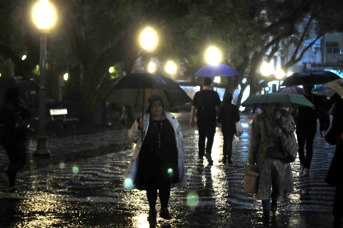 🔴 ATENÇÃO - ALERTA | Porto Alegre está entre as áreas com maior risco de chuva extrema. Só hoje choveu metade da média do mês e anoiteceu mais cedo. Alerta é de ainda mais chuva vindo e excessiva. Leia o alerta: metsul.com/porto-alegre-e….