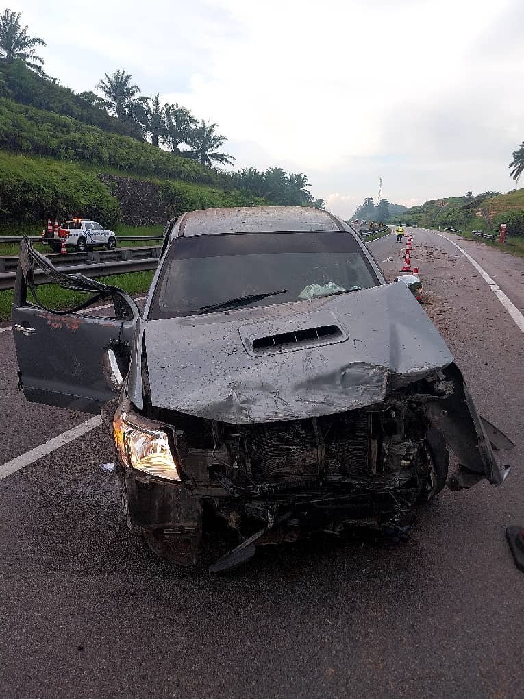 (30/4/2024 | 7:55AM) #pahangtu LPT 1: Pihak berkuasa melaporkan kemalangan di KM 228.0 Gambang ke Kuantan yang menghalang lorong kanan dan kiri. 📷 @LPTTrafik