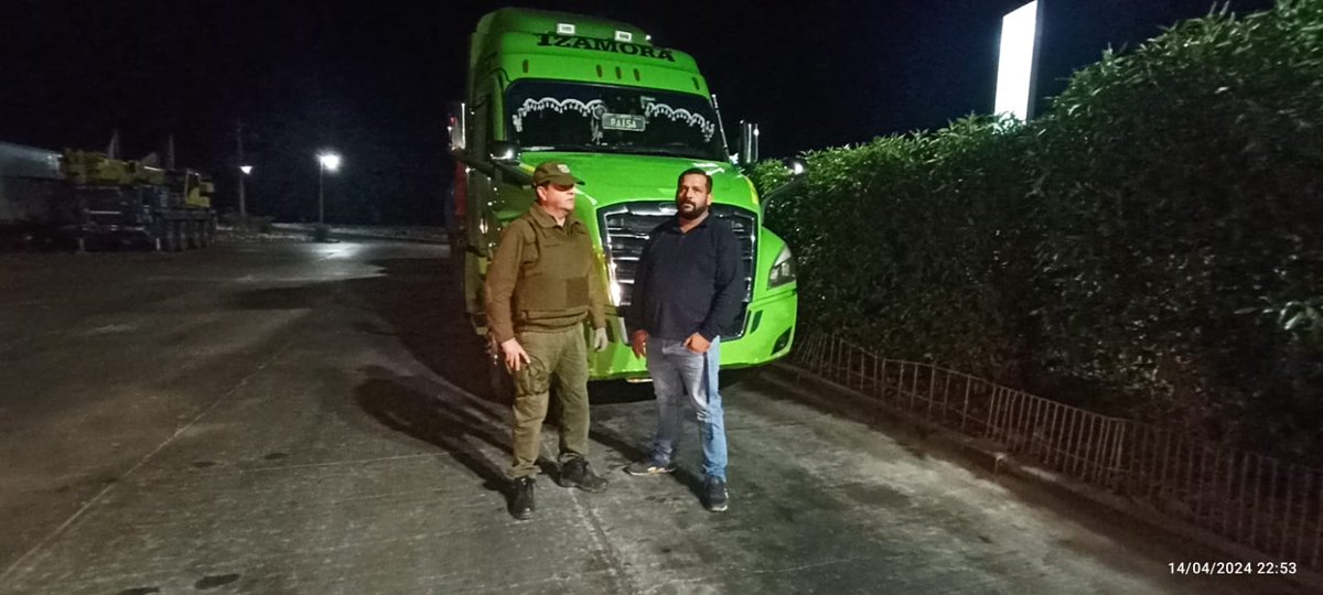 ¡Hoy en la Ruta 5 Norte y Ruta A-16, los camioneros fueron protagonistas de entrevistas llevadas a cabo por Carabineros de la Subcomisaría Huara! Esta iniciativa se enfoca en la prevención y educación vial, promoviendo la seguridad en las carreteras. #CarabinerosDeTodos.