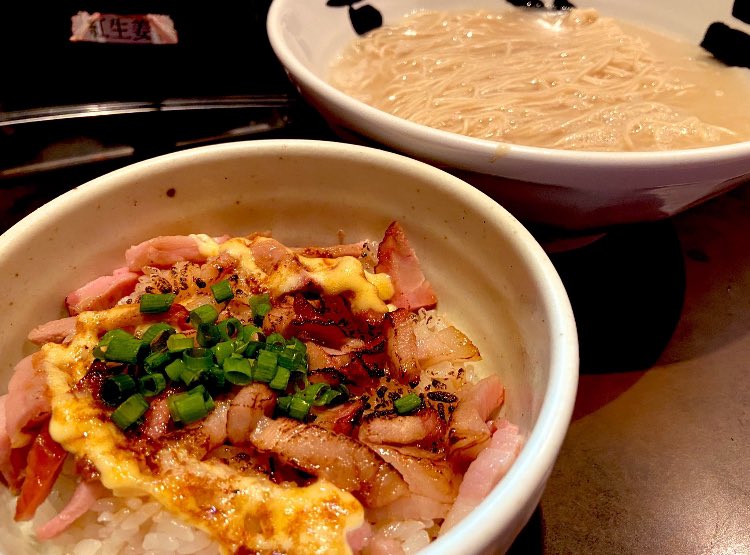 【韋駄天セット1000円】
素ラーメン＆炙り焼豚飯のお得なセットですʕ•ᴥ•ʔ🍜ラーメン雑誌に10年以上掲載されている自慢のスープ！

4月30日(火)の営業
11:30〜14:30（ラストオーダー14:15
18:00〜22:00（ラストオーダー21:45

＃焼豚 ＃相模原CP #さがらぶ