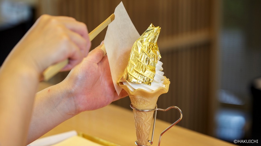 Care to try soft-serve ice cream with gold🍦✨? Thanks to @hakuichi_koho, the 450+-year-old craft #Kanazawa gold leaf is being used not only for ceremonial items, but to create everyday items, adorn armor, & garnish food. hakuichi.co.jp #RegionalRevitalization #Ishikawa