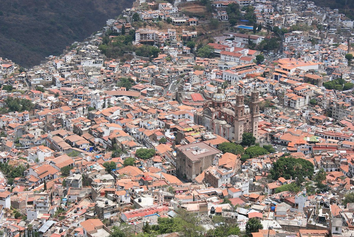@Thekeksociety Empty town in 1920 with 8 churches...then in 1980...
Taxco México