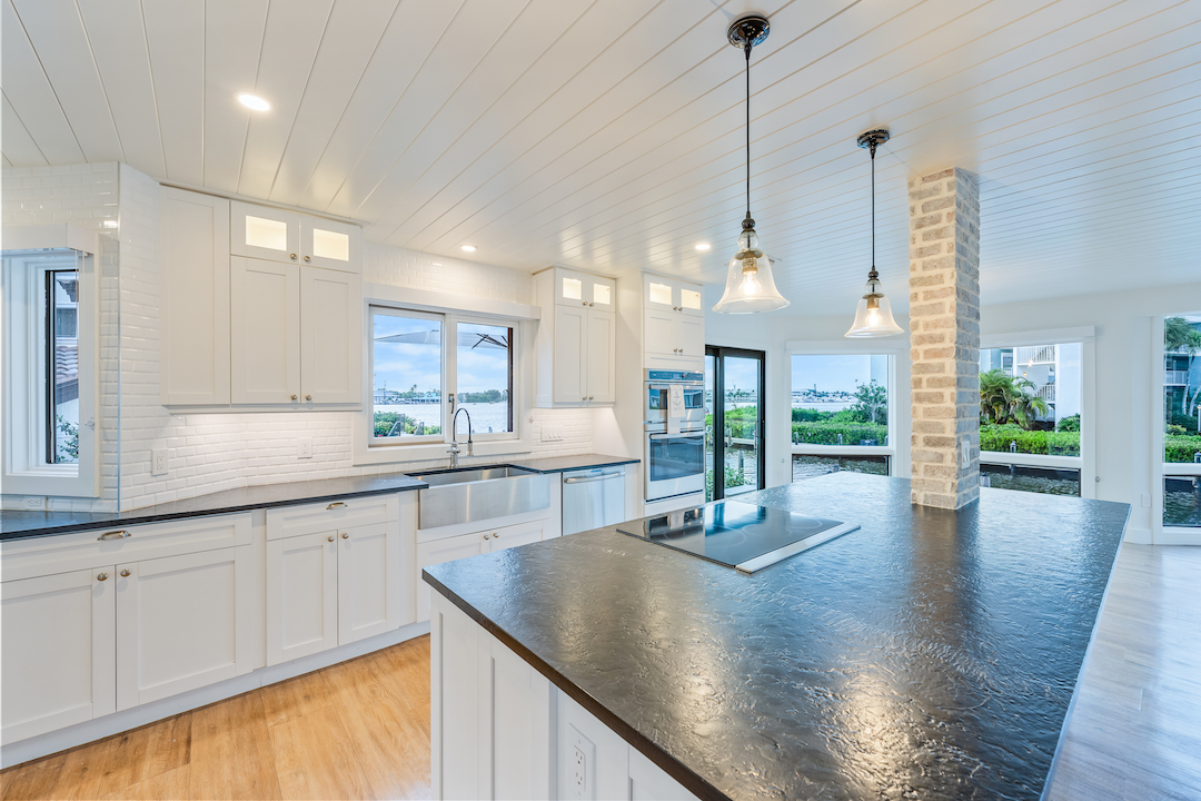 LuxuryPortfolio's tweet photo. Discover the essence of #NaplesFlorida living at its finest with this renovated townhome overlooking #NaplesBay. View the listing: https://t.co/Bz5MwD4Tvj #LuxuryPortfolio #LuxuryRealEstate #PrivateDock #NaplesRealEstate https://t.co/Tq2AoIJKIf