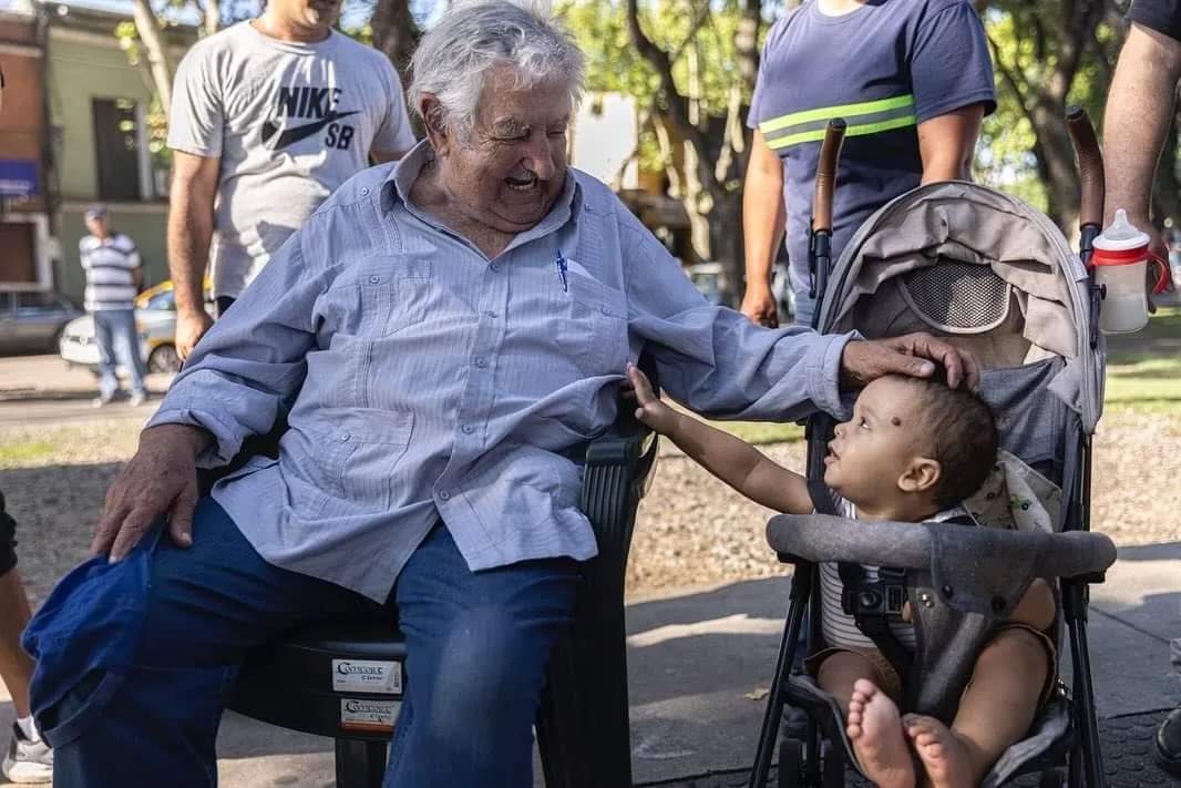 "Si hay bronca, que la transformen en esperanza. 
Luchar por el amor y caminar acompañados".

JOSÉ ALBERTO MUJICA CORDANO.