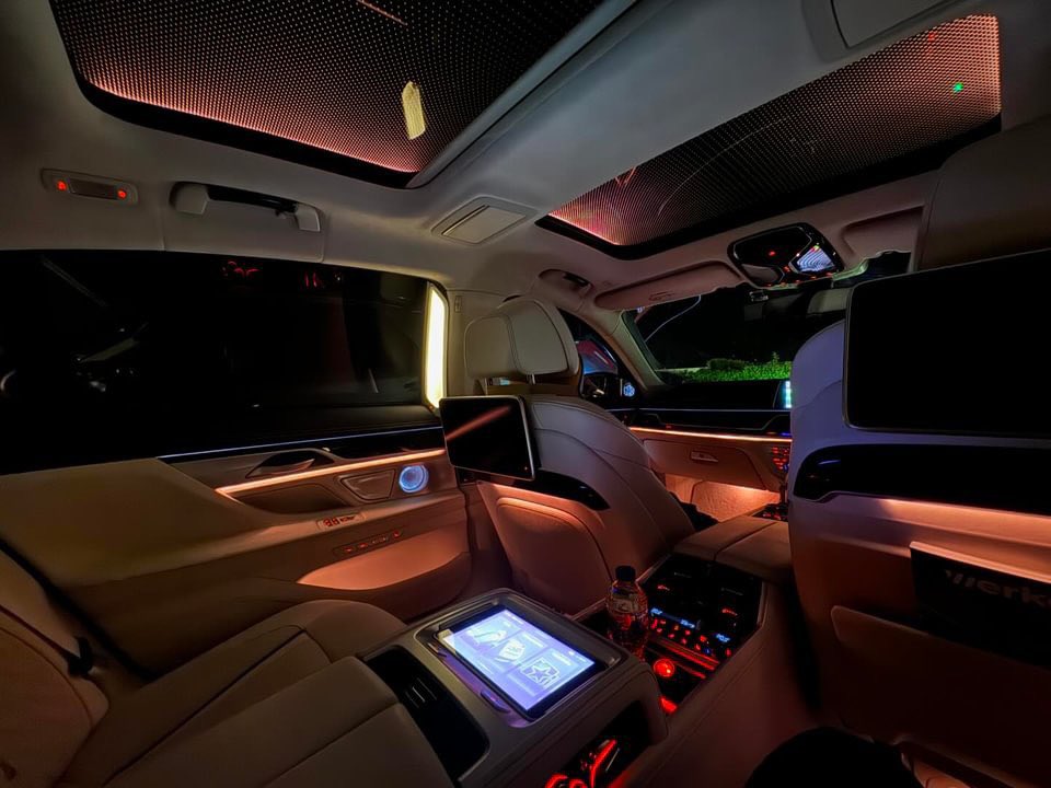 HosierXec's tweet photo. Late finish tonight in our luxury BMW 7 Series, collecting an international student after they have returned to school from China 🇨🇳 heading back to Spalding, Lincolnshire.

https://t.co/znuPTX0eTj https://t.co/V67EYbHXPX