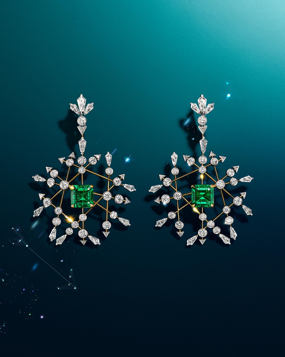 The Arrow earrings from Blue Book 2024: Tiffany Céleste: a geometric high jewelry masterpiece. Our artisans handcrafted the design in 18k yellow gold and platinum, setting it with unenhanced esteemed Colombian emeralds of over 7 total carats and diamonds: tiffany.com/high-jewelry/b…
