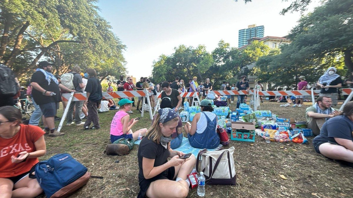 BREAKING: UT Austin students and community members have retaken the South Lawn, seized police barriers, and are re-establishing a camp.