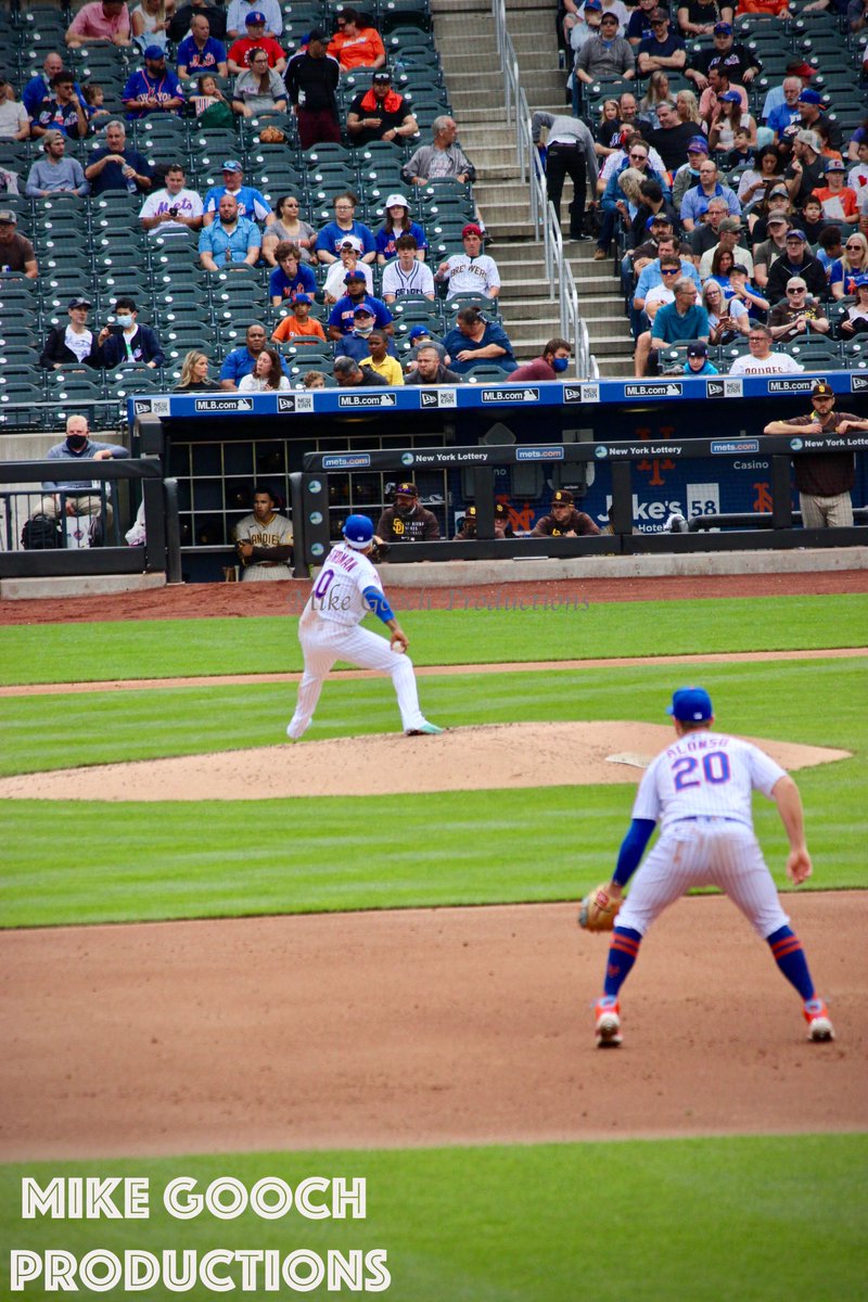 Here's The Pitch by #MikeGoochProductions 

#photography #photo #nycphotographer #FollowThisPhotoGuy #PhotographyIsArt #streetphotography #streetphotographer #baseball #MLB #NewYork #Mets

@mets
@MLB #CitiField #sportsphotography @STR0