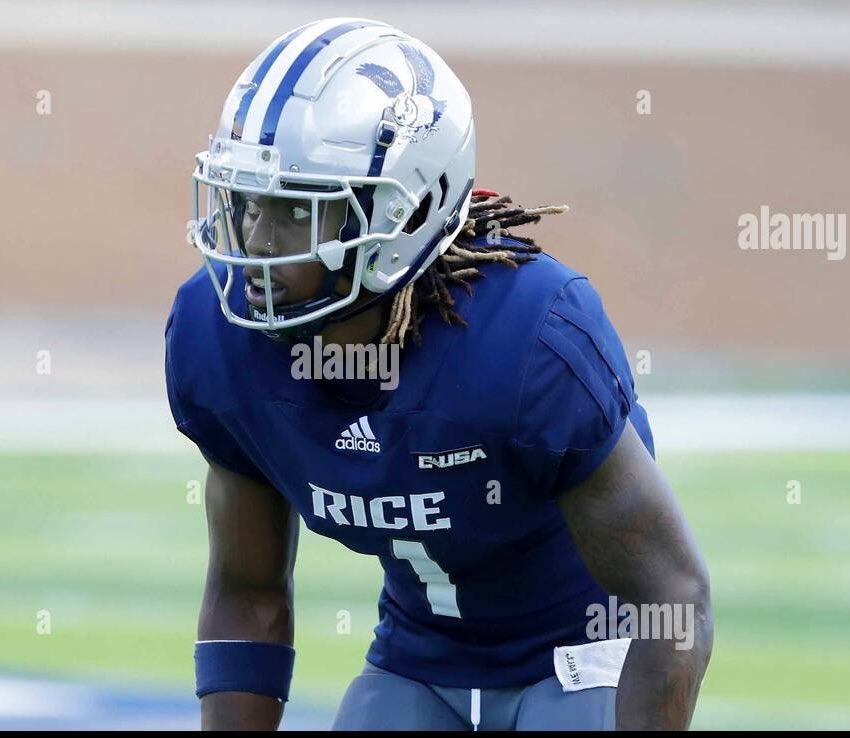 Thank you @coachkay13 from @RiceFootball for taking the time to stop by @ManorSeniorHS 
 this afternoon to check out the @ManorHSFootball
 program 🔴⚫️🏈 
#RecruitManor