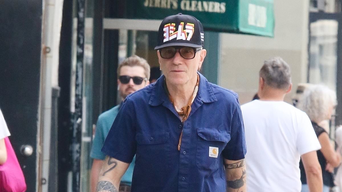 Daniel Day-Lewis celebrates his 67th birthday with rare outing in NYC - after his My Left Foot director gave update on his acting retirement trib.al/hpaUqI9