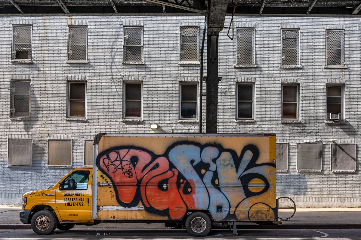Stilllife #streetscene from #williamsburg  #brooklyn #newyorkcity #marcyavenue #jamaicaline #minimalist #colormix