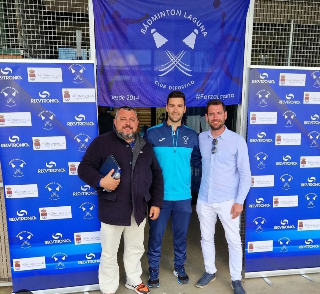 El pasado fin de semana el concejal de Deportes, José Luis Frontela, quiso estar presente en un momento muy especial para el Club Deportivo Bádminton Laguna apoyándoles en el momento de hacer su nueva foto oficial. 

#LagunadeDuero #coneldeporte #bádminton