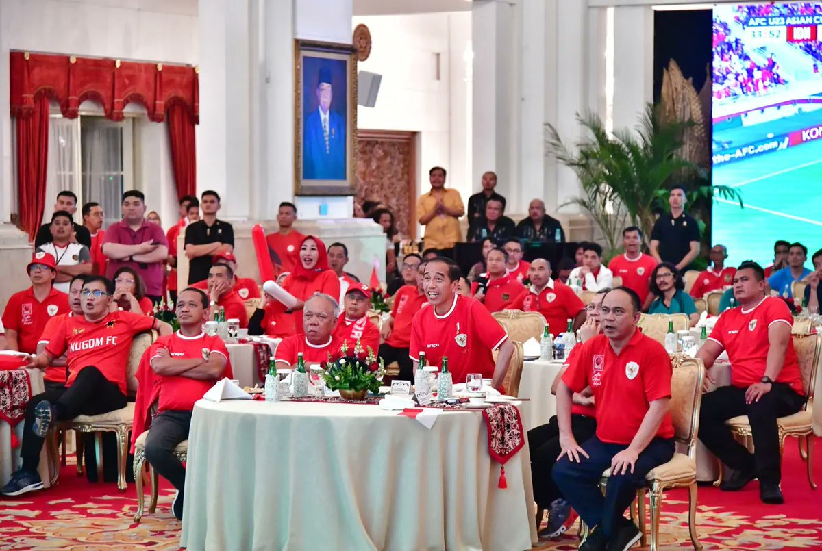 Bersama beberapa Menteri Kabinet Indonesia Maju serta undangan lainnya, kami menyorakkan semangat dukungan untuk Tim Nasional (Timnas) Indonesia U-23. Walaupun semalam kita harus menerima kekalahan, semangat para pemain dan dukungan masyarakat tanah air sangat luar biasa untuk…