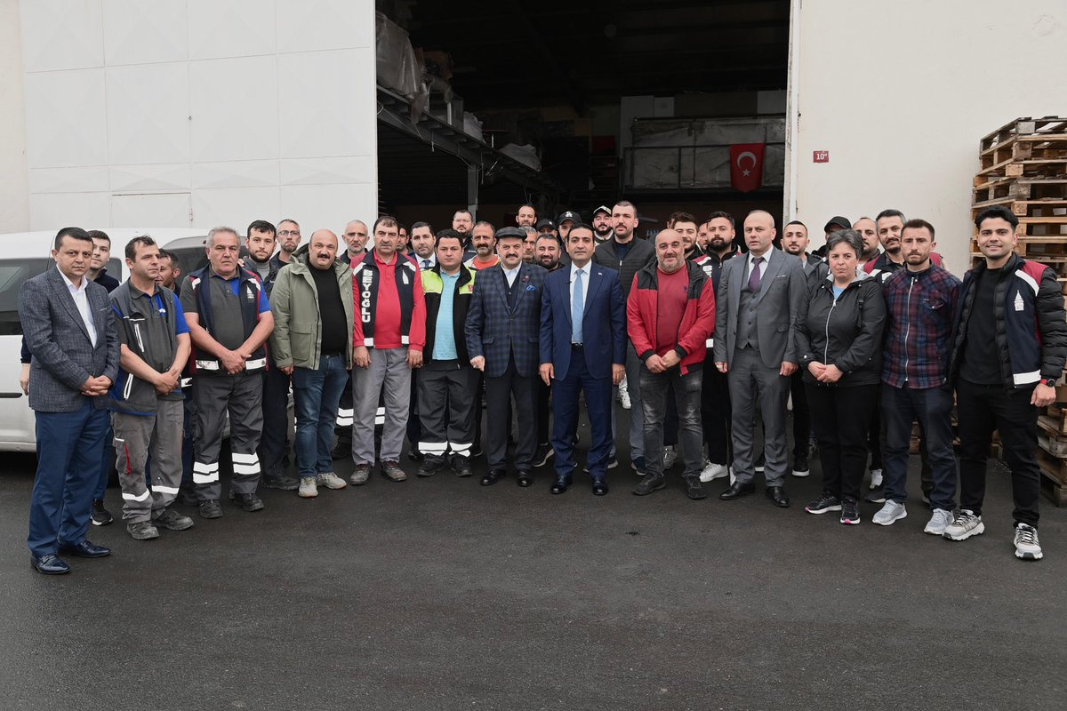 Günaydın Beyoğlu! Güne belediyemizin kıymetli emekçileriyle başladık. Bademlik şantiyemizde Destek Hizmetleri ve Temizlik İşleri çalışanlarımızla kahvaltıda buluştuk, 1 Mayıs Emek ve Dayanışma günlerini kutladım.