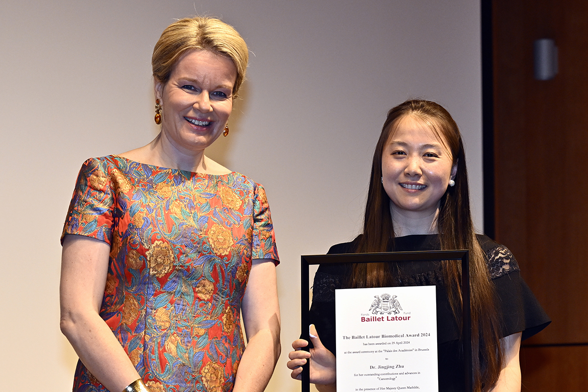 🙌 Hier, la Reine a remis le Baillet Latour Biomedical Award au Dr. Jingjing Zhu du @deDuveInstitute (@UCLouvain_be) pour ses recherches en matière d'immunothérapie des tumeurs.