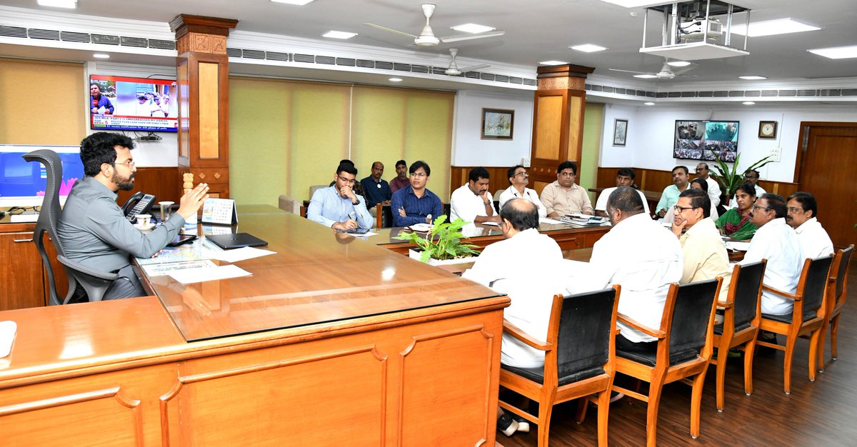 Commissioner GVMC CM Saikanth Varma IAS conducted review meeting with ADC’s and other officials on the arrangements for Chandanotsavam. @SwachhBharatGov @SwachhaAndhra @SwachSurvekshan @swachhbharat @pibvijayawada #EcoVizag #ISupportEcoVizag #Chandanotsavam
